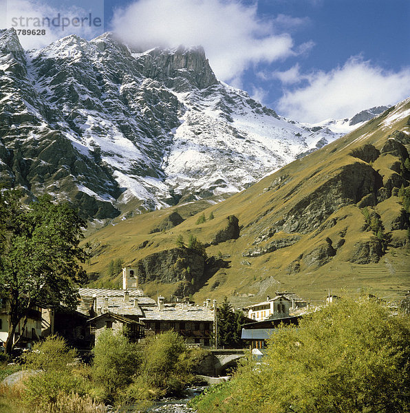 Val Varaita westlich Saluzzo Provinz Cuneo Piemont Italien Chianale mit dem Massiv des Mont Aiguillette