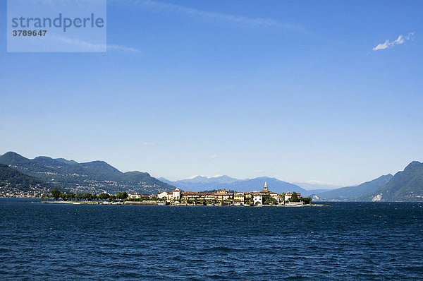 Blick auf die Bucht von Stresa am Lago Maggiore Piemont Piemonte Italien zu den Borromäischen Inseln Isole Borromee Isola Pescatori Isola Bella