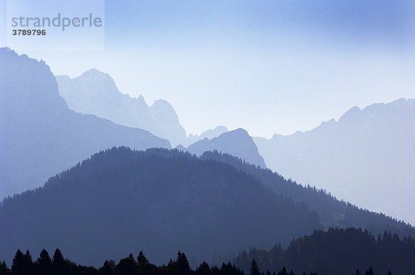 Berge im Dunst Nebel bei Mittenwald Bayern Deutschland