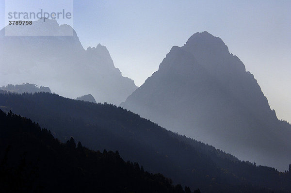 Berge im Dunst Nebel bei Mittenwald Bayern Deutschland