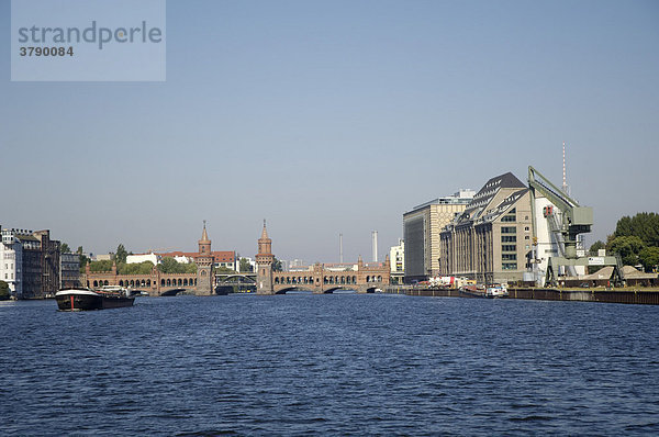 Oberbaumbrücke über die Spree  Berlin  Deutschland