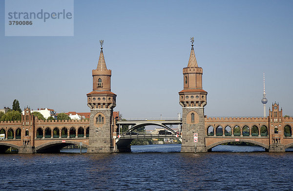 Oberbaumbrücke über die Spree  Berlin  Deutschland
