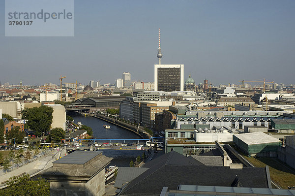 Blick über Berlin nach Osten von der Kuppel des Reichtagsgebäudes  Berlin  Deutschland