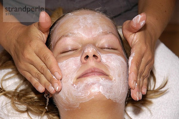 Junge Frau entspannt sich bei einer Kosmetikbehandlung  Koerperpflege  Wellness
