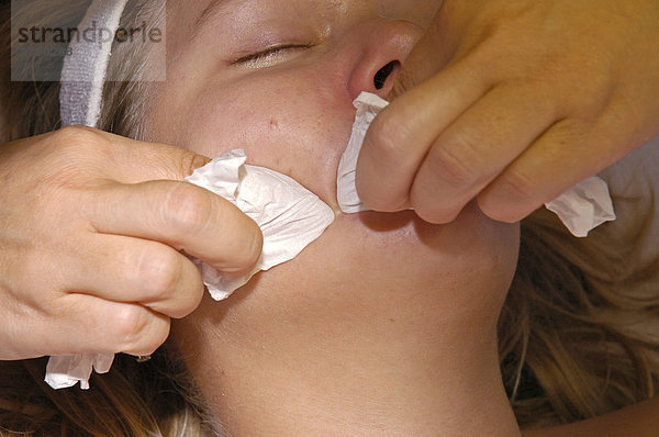 Junge Frau bei einer Kosmetikbehandlung  Koerperpflege  Pickel ausdruecken