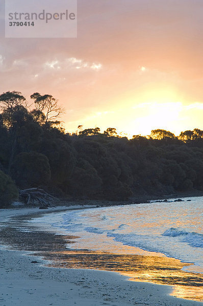 Abendstimmung und Sonnenuntergang Cooks Beach Freycinet National Park Tasmanien Australien