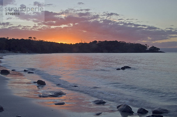Abendstimmung und Sonnenuntergang Cooks Beach Freycinet National Park Tasmanien Australien