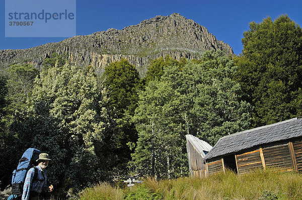Wanderer vor alter Du Cane Hütte am Overland Track Cradle Mountain Lake St Clair Nationalpark Tasmanien Australien
