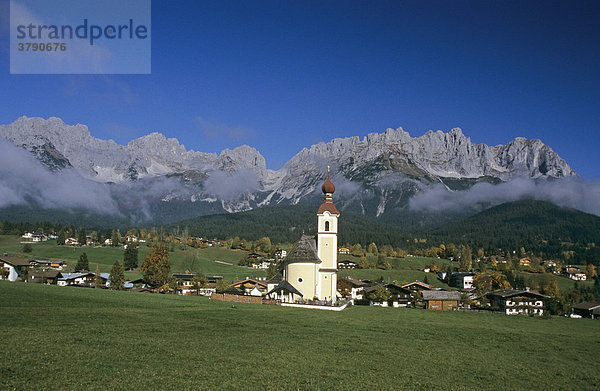 Barocke Kirche von Going dahinter der Wilde Kaiser Tirol Österreich