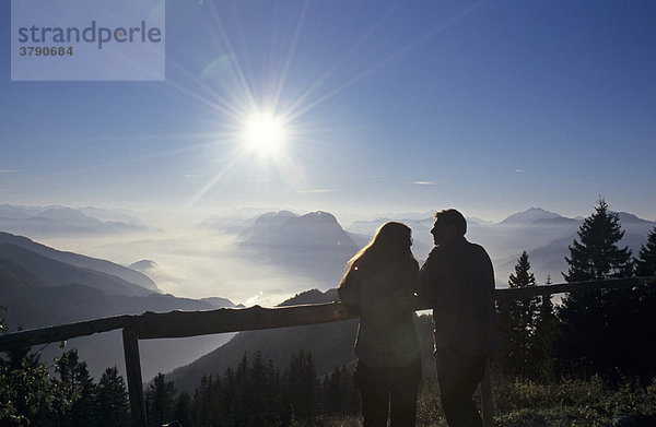 Paar genießt den Ausblick von der Vorderkaiserfeldenhütte im Kaisergebirge Tirol Österreich
