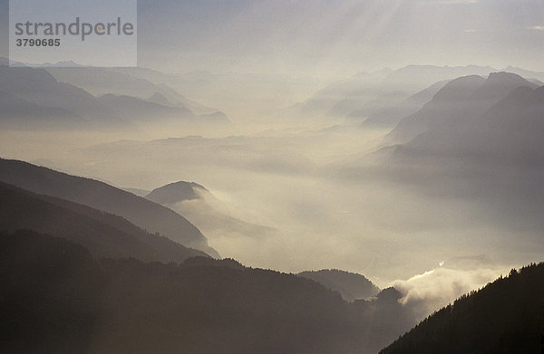 Blick von der Vorderkaiserfeldenhütte auf das im Nebel liegende Kufstein Tirol Österreich