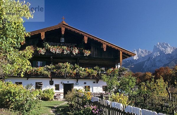 Bauernhof Hinterkaiser vor den Felswänden des Wilden Kaisers im Kaisertal Tirol Österreich