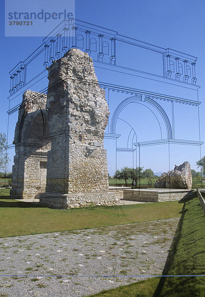 Heidentor mit Rekonstruktion im Archäologiepark Carnuntum Petronell Niederösterreich Österreich