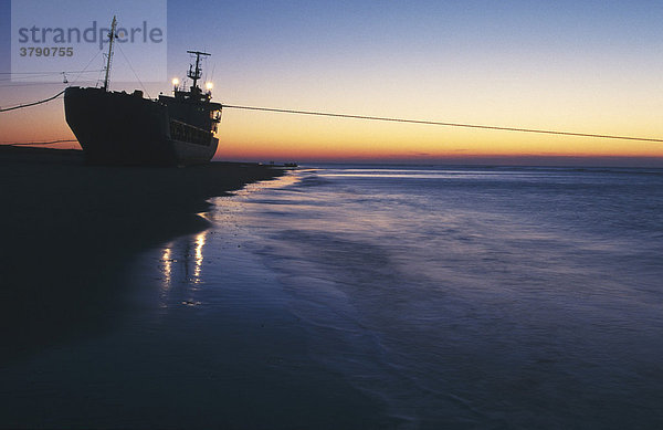 Gestrandeter Frachter Texel nach einem Sturm  niederländisches Wattenmeer  Texel  Niederlande