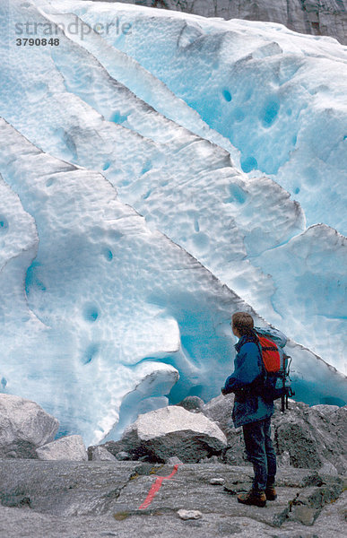 Frau vor Gletschereis  Blaueis  Gletscherzung  Brigdalsbreen  Jistedalsbreen  Jostedalen  Norwegen