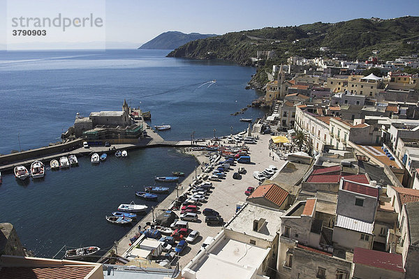 Lipari  Stadt und Insel nördlich von Sizilien. blick vom Burgberg auf den Fährhafen marina corta und den Marktplatz.