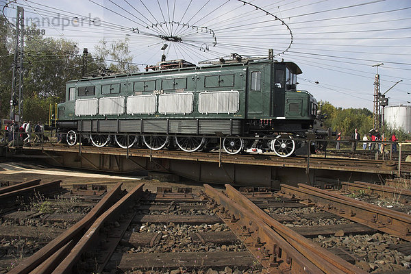 Drehscheibe mit historischer Elektrolok  eine schweizerische Ae 4/7  genannt Gotthard-Lokomotive.