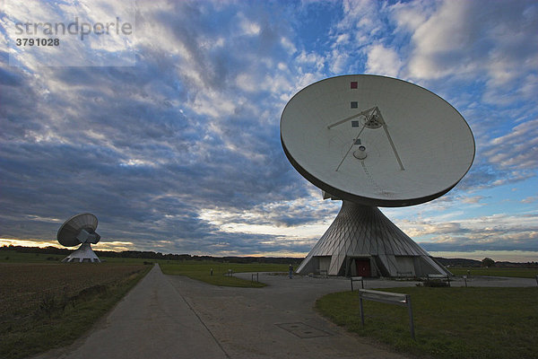 Radio-Telescope bei Raisting  Bayern  Deutschland. Station für TV-Übertragungen. Im Hintergrund die Alpenkette