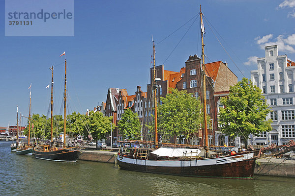 BRD Deutschland Schleswig Holstein Hansestadt Lübeck an der Unteren Trave Blick auf alte Handelshäuser alte Handelsschiffe