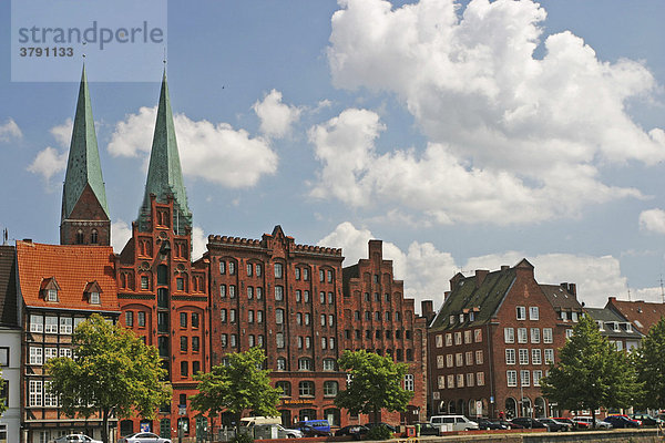 BRD Deutschland Schleswig Holstein Hansestadt Lübeck Blick auf die Altstadt mit Kirchtürmen von der Untertrave