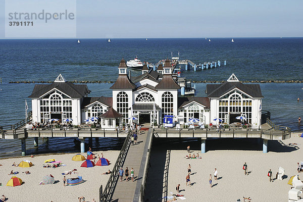 BRD Deutschland Insel Rügen Ostseebad Binz Blick auf die Seebrücke mit Restaurant der Strand mit Strandkörben Badegäste Freizeitaktivitäten Sonnenbaden Schiff beim Anlegen close up