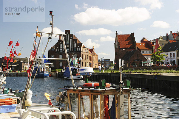 BRD Deutschland Mecklenburg Vorpommern Hansestadt Rostock am Hafen mit alten Kornspeichern