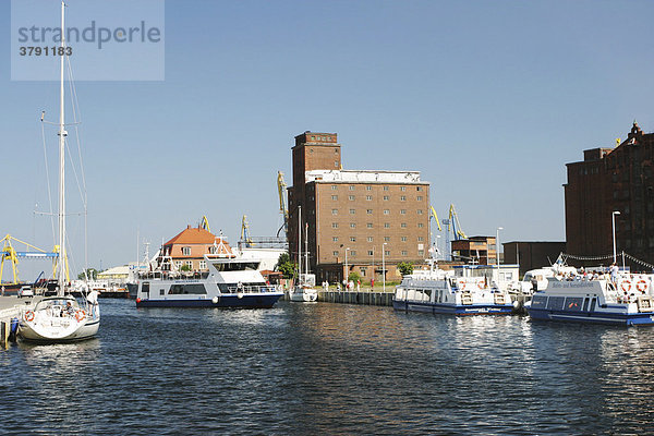 BRD Deutschland Mecklenburg Vorpommern Hansestadt Rostock am Hafen mit alten Kornspeichern und Booten