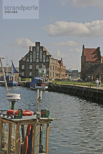 BRD Deutschland Mecklenburg Vorpommern Hansestadt Rostock am Hafen mit alten Kornspeichern