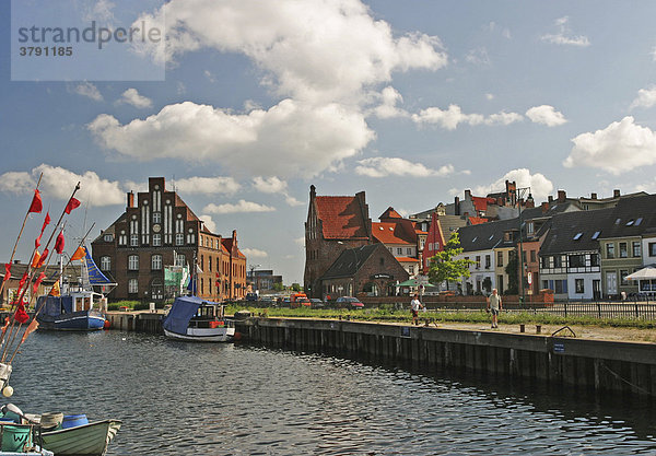 BRD Deutschland Mecklenburg Vorpommern Hansestadt Rostock am Hafen mit alten Kornspeichern Boote