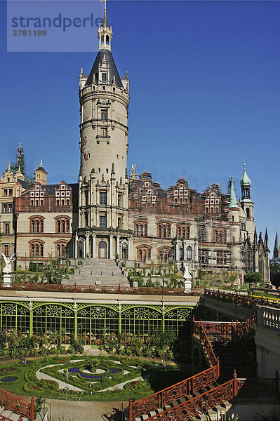 BRD Deutschland Mecklenburg Vorpommern Schwerin Historisches Gebäude Schloss Schwerin Ansicht mit Turm  und Orangerie Garten