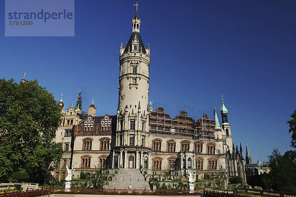 BRD Deutschland Mecklenburg Vorpommern Schwerin Historisches Gebäude Schloss Schwerin Ansicht mit Turm  und Orangerie Garten