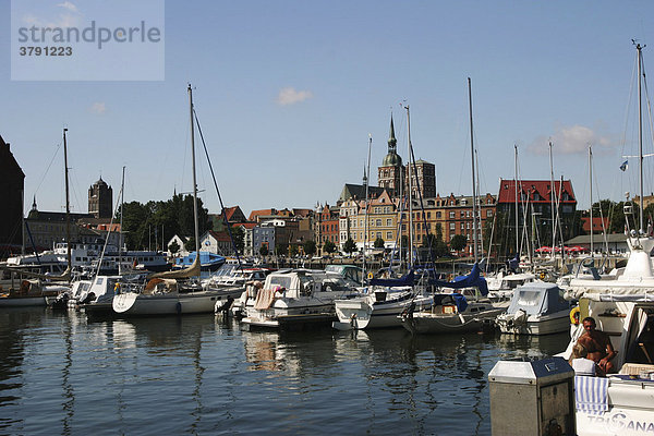 BRD Deutschland Mecklenburg Vorpommern Hansestadt Stralsund Blick auf Hafen mit Booten und Altstadt mit Nikoleikirche