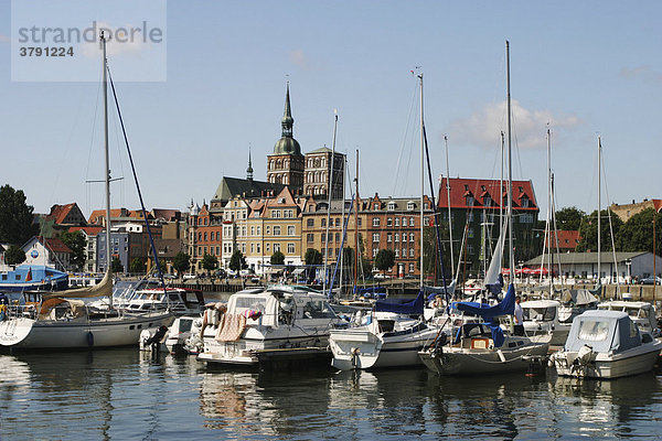 BRD Deutschland Mecklenburg Vorpommern Hansestadt Stralsund Blick auf Hafen mit Booten und Altstadt mit Nikoleikirche