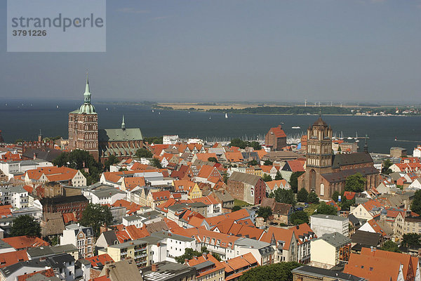 BRD Deutschland Mecklenburg Vorpommern Hansestadt Stralsund Blick von der Marienkirche auf das Historische Stadtzentrum und Ostsee