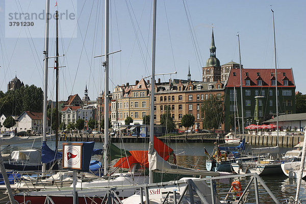 BRD Deutschland Mecklenburg Vorpommern Hansestadt Stralsund Blick auf Hafen mit Segelbooten und Altstadt mit Nikoleikirche