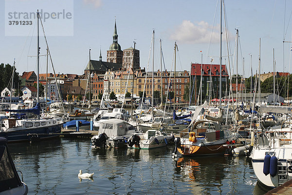 BRD Deutschland Mecklenburg Vorpommern Hansestadt Stralsund Blick auf Hafen und Yachthafen mit Segelbooten und Altstadt mit Nikoleikirche