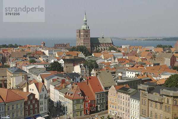 BRD Deutschland Mecklenburg Vorpommern Hansestadt Stralsund Blick von der Marienkirche auf das Historische Stadtzentrum mit Altstadthäusern und Ostsee