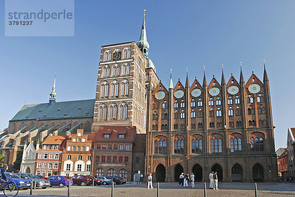 BRD Deutschland Mecklenburg Vorpommern Hansestadt Stralsund Blick auf den Dom Nikolaikirche und dem Historischen Rathaus mit Rathausplatz