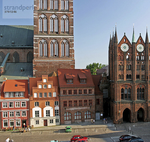 BRD Deutschland Mecklenburg Vorpommern Hansestadt Stralsund Blick auf den Dom Nikolaikirche und dem Historischen Rathaus mit Rathausplatz