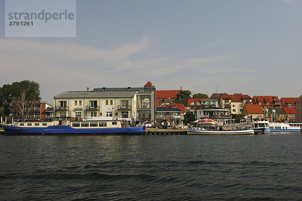 BRD Deutschland Brandenburg Waren am Müritzsee Ansicht von Waren und dem Yachthafen Hotels am Hafen