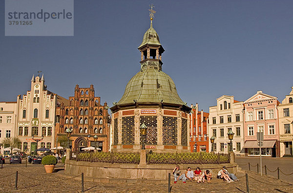 BRD Deutschland Mecklenburg Vorpommern Hansestadt Wismar am Marktplatz mit Wasserkunst Türmchen Historische Altstadt
