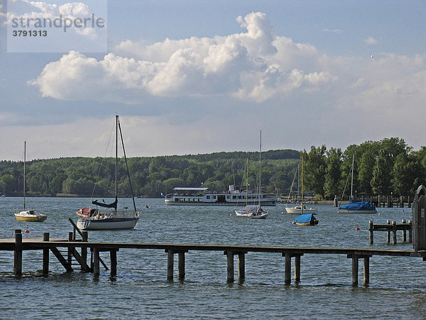 BRD Deutschland Bayern Oberbayern Herrsching am Ammersee Der Ammersee Uferpromenade Steg im Wasser mit Booten
