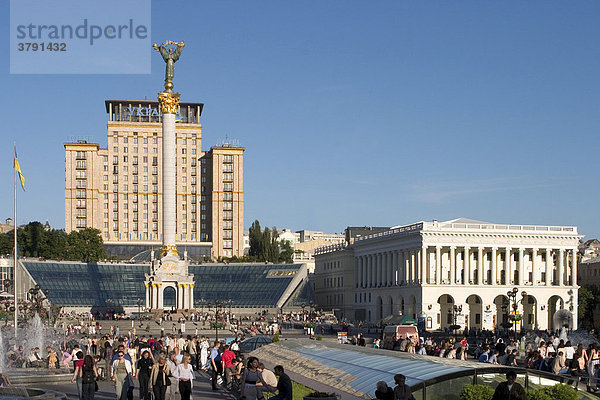 Ukraine Kiev Unabhängigkeits Platz mit Unabhängigkeitssäule Gebäude der Nationalen Musikakademie Cajkovskij Konservatorium rechts Hotel Kiev links Glasfront des Einkaufscentrums Globus II Menschen auf dem Platz vor der Unabhängikeitssäule sitzen einkaufen unterhalten blauer Himmel 2004