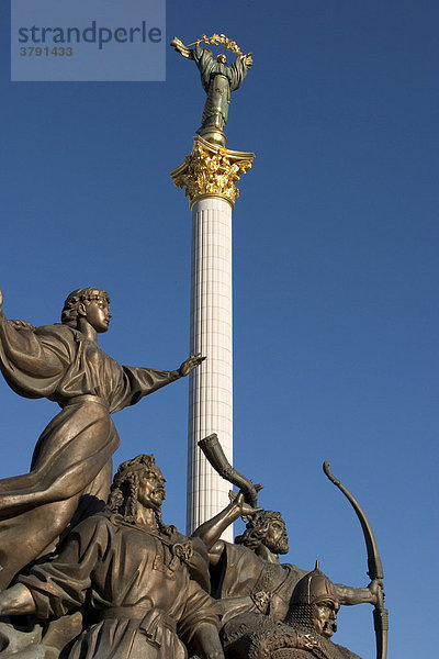 Ukraine Kiev Unabhängigkeits Platz Denkmal der Stadtgründer Kievs die Fürsten Kyj  Scek  Choryv und ihre Schwester Lybid¥ Denkmal aus Bronce Brunnen glänzend blauer Himmel historisches Denkmal mit Unabhängikeitssäule 2004