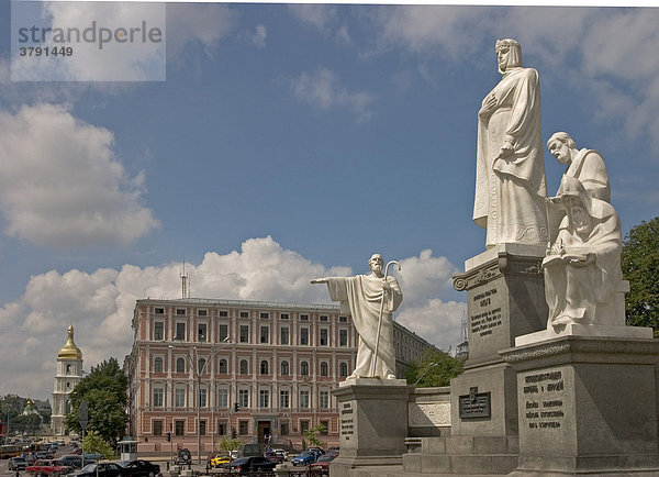 Ukraine Kiev Michaelplatz Denkmal von Andreas Olga Kyrill und Method altes Gebäude Bäume Touristen Sonnenschein blauer Himmel mit Wolken 2004