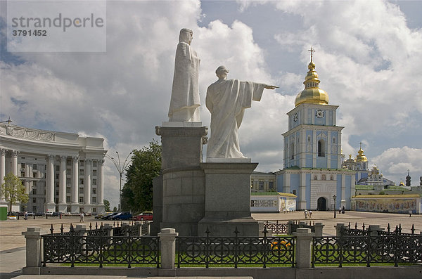 Ukraine Kiev Michaelplatz Denkmal von Andreas Olga Kyrill und Method mit Blick auf das Michael Kloster dem Glockenturm und Außenministerium 1939 historisches Gebäude Sonnenschein blauer Himmel mit Wolken 2004