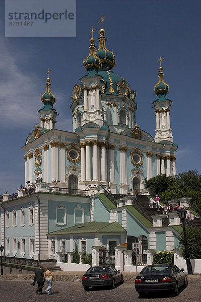 Ukraine Kiev St. Andreas Kirche erbaut 1212 in Holz 1744 in Stein Architekt F. Rastrelli blauer Himmel Sonne Besucher und Touristen Autos 2004