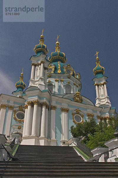 Ukraine Kiev St. Andreas Kirche erbaut 1212 in Holz 1744 in Stein Architekt F. Rastrelli blauer Himmel Sonne Besucher und Touristen 2004