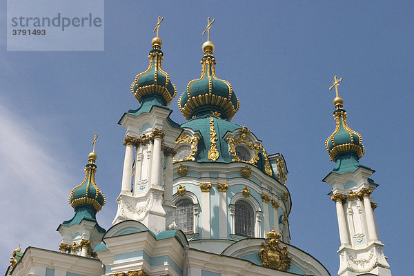 Ukraine Kiev St. Andreas Kirche erbaut 1212 in Holz 1744 in Stein Architekt F. Rastrelli blauer Himmel Sonne grüne Kuppeln der Kirche 2004