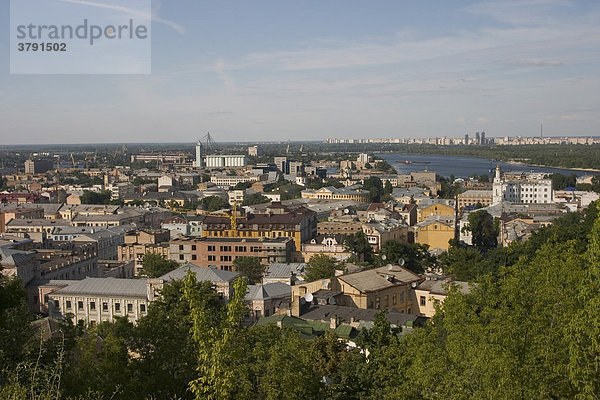 Ukraine Kiev Stadtteil Podil Blick auf Podil historischer Stadtkern grüne Bäume blauer Himmel mit Wolken 2004
